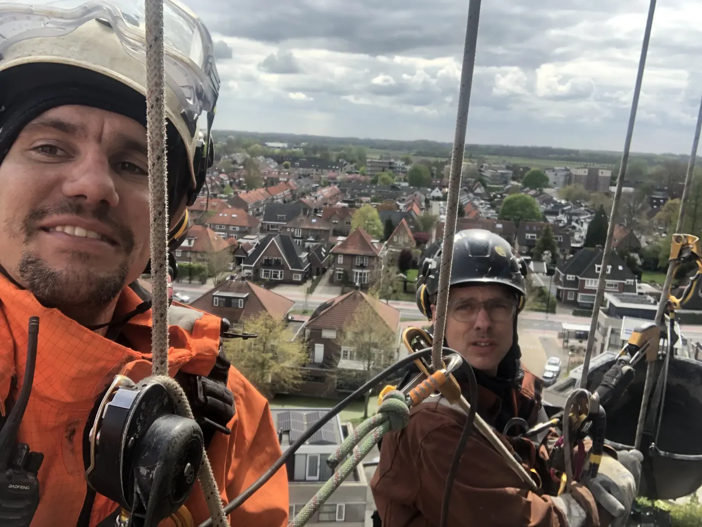 Twee Touwboys aan het touw, selfie boven een woonwijk